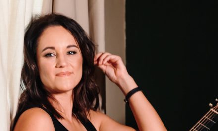 Mari Bosman Stel Nuwe Enkelsnit “Dik En Dun” Vry – ’N Rou En Eerlike Klankbaan Van Veerkragtigheid