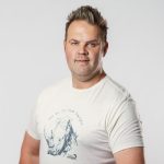 Fanus Pienaar Vat Liefde Plaas Toe Met Nuwe Enkelsnit “Vat Haar Bietjie Plaas Toe”