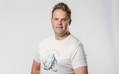 Fanus Pienaar Vat Liefde Plaas Toe Met Nuwe Enkelsnit “Vat Haar Bietjie Plaas Toe”
