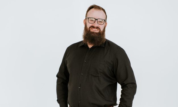 Christiaan Baartman Vang ’N Ware Weskus-Liefdesverhaal Vas In Nuwe Enkelsnit