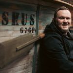 Louis Van Lill Gee ’N Stem Aan Die Stil Helde Van Die See Met Sy Nuwe Enkelsnit