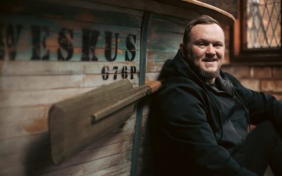 Louis Van Lill Gee ’N Stem Aan Die Stil Helde Van Die See Met Sy Nuwe Enkelsnit