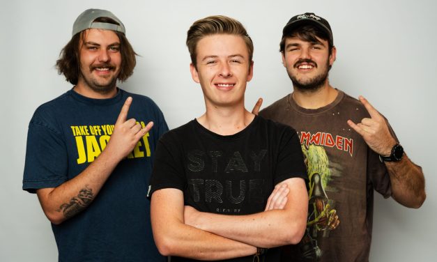 Sonder Onderbroeke Vra Die Moeilike Vrae In Nuwe Enkelsnit, “Sê My Hoe?”