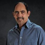 Leon Ferreira Se Nuwe Lied “Onaantasbaar” Is ’N Kragtige Herinnering Aan Wie Jy Is — En Wie S’n Jy Is