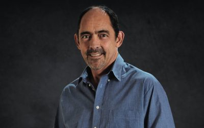 Leon Ferreira Se Nuwe Lied “Onaantasbaar” Is ’N Kragtige Herinnering Aan Wie Jy Is — En Wie S’n Jy Is